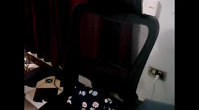 Snapshot of makemefallin chatting on January 4, 1:42 pm makemefallin online show from January 4, 1:42 pm