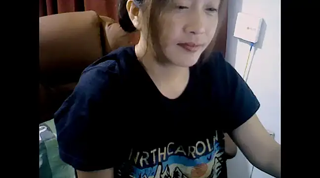 Snapshot of makemefallin chatting on March 12, 1:40 pm makemefallin online show from March 12, 1:40 pm