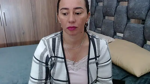 Snapshot of sara_hott_1 chatting on March 5, 12:44 pm sara hott 1 online show from March 5, 12:44 pm