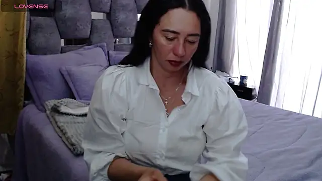 Snapshot of sara_hott_1 chatting on October 24, 5:12 pm sara hott 1 online show from October 24, 5:12 pm