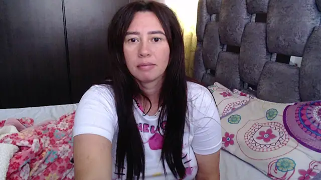 Snapshot of sara_hott_1 chatting on June 10, 2:29 pm sara hott 1 online show from June 10, 2:29 pm