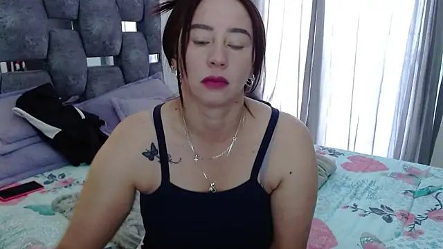 Snapshot of sara_hott_1 chatting on November 25, 1:55 pm sara hott 1 online show from November 25, 1:55 pm