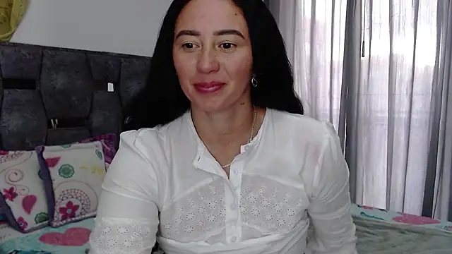 Snapshot of sara_hott_1 chatting on November 13, 5:06 pm sara hott 1 online show from November 13, 5:06 pm