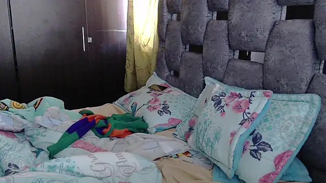 Snapshot of sara_hott_1 chatting on July 13, 1:43 pm sara hott 1 online show from July 13, 1:43 pm