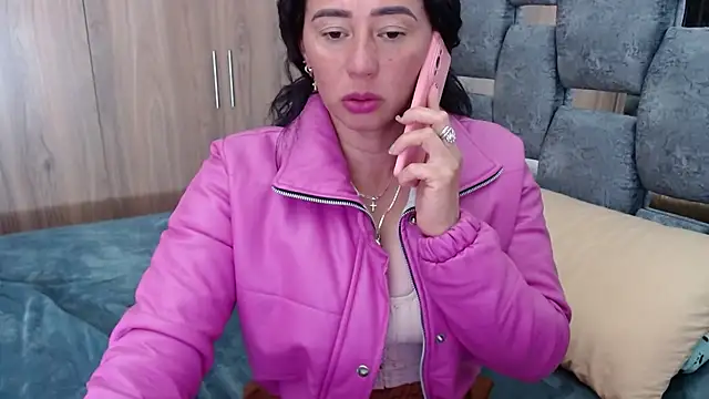 Snapshot of sara_hott_1 chatting on February 21, 6:48 pm sara hott 1 online show from February 21, 6:48 pm
