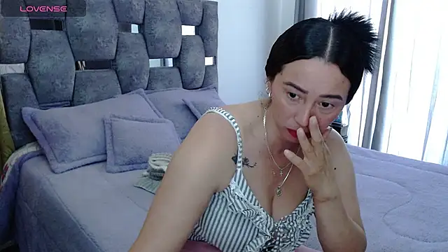 Snapshot of sara_hott_1 chatting on October 27, 2:51 pm sara hott 1 online show from October 27, 2:51 pm