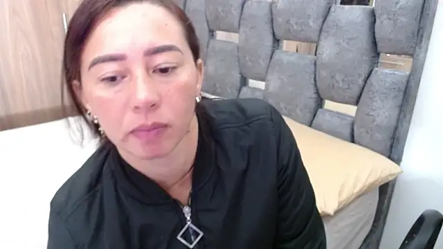 Snapshot of sara_hott_1 chatting on March 21, 12:39 pm sara hott 1 online show from March 21, 12:39 pm