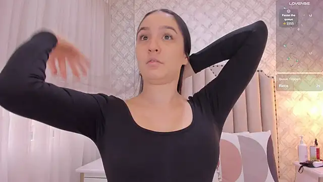 Pia Johnson  online show from December 5, 11:42 am