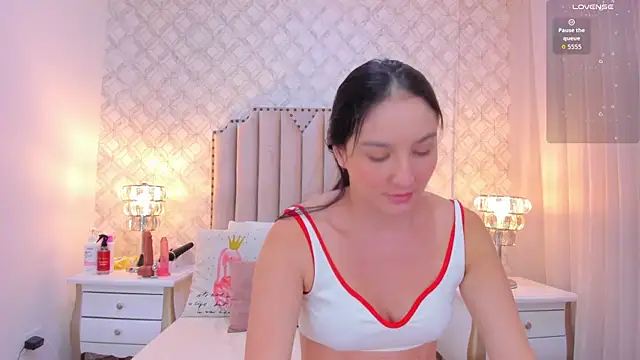 Pia Johnson  online show from March 30, 11:55 am