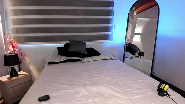 MERIDA TAYLOR online show from December 3, 12:15 pm