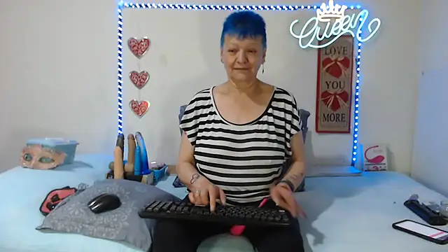 Snapshot of loquitaqueen011 chatting on July 12, 6:09 pm loquitaqueen011 online show from July 12, 6:09 pm