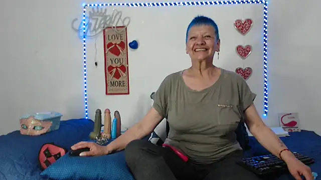 Snapshot of loquitaqueen011 chatting on March 8, 8:57 pm loquitaqueen011 online show from March 8, 8:57 pm