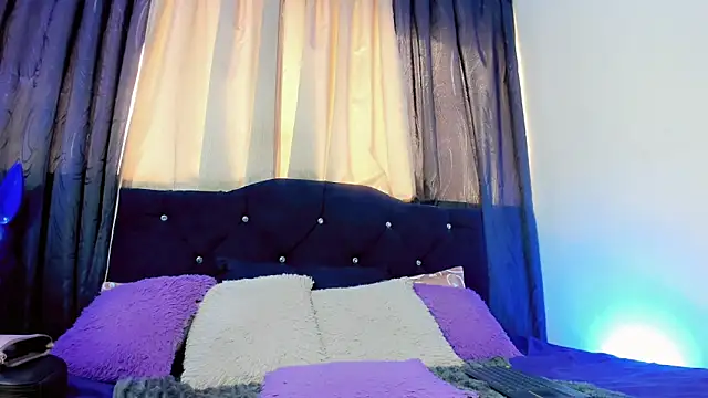 lesly xx online show from April 7, 7:15 pm