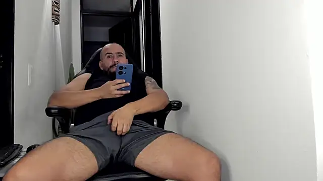dylanstrong  online show from April 11, 12:07 am