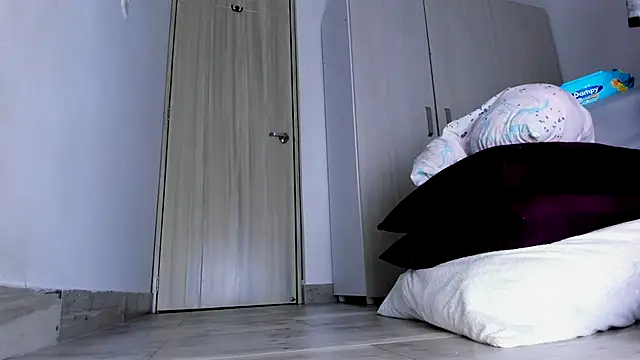 Skarleth69 online show from November 4, 3:43 am