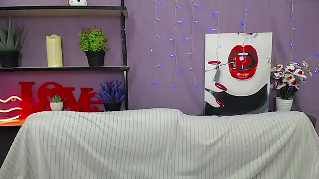 NinaFlawlees online show from March 15, 10:00 pm