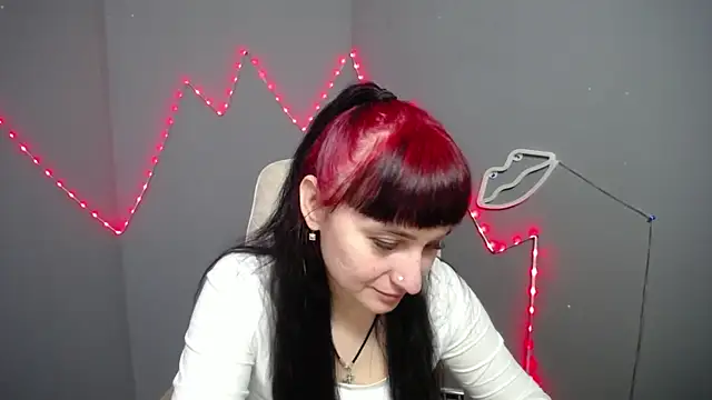 NinaFlawlees online show from March 23, 7:30 am