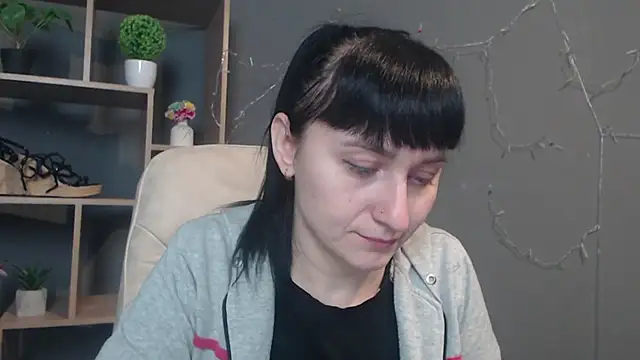 NinaFlawlees online show from December 1, 1:01 pm