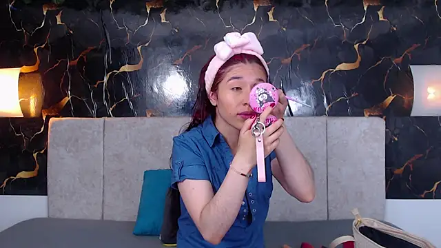adriscute online show from March 27, 12:06 pm