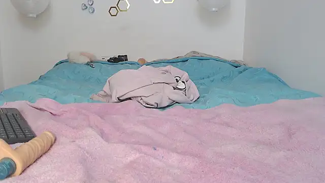 adriscute online show from March 10, 7:55 am