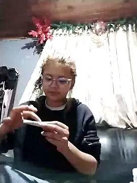 Snapshot of Hathorlove chatting on December 16, 8:37 pm Hathorlove online show from December 16, 8:37 pm
