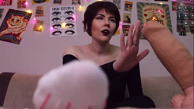 Luna Blake online show from April 30, 4:25 pm