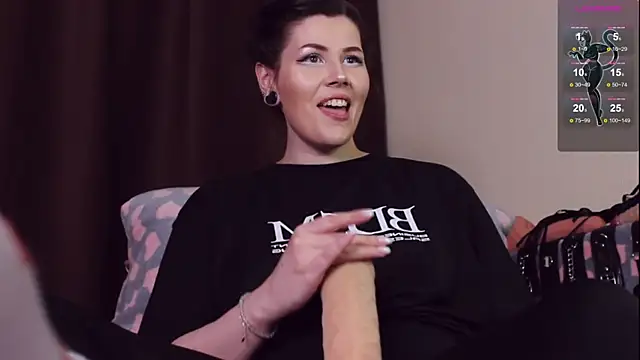 Luna Blake online show from February 5, 7:31 pm