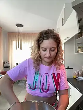 Snapshot of MileySummer chatting on December 14, 9:15 am MileySummer online show from December 14, 9:15 am