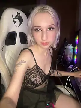 bunnydark00 online show from April 13, 4:49 am