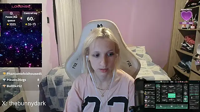 bunnydark00 online show from April 28, 2:27 am