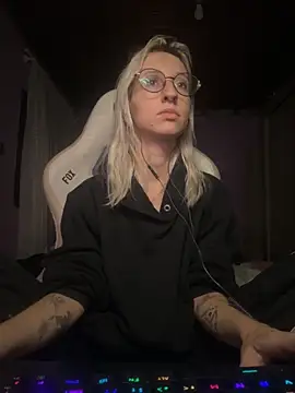 bunnydark00 online show from September 28, 12:06 am