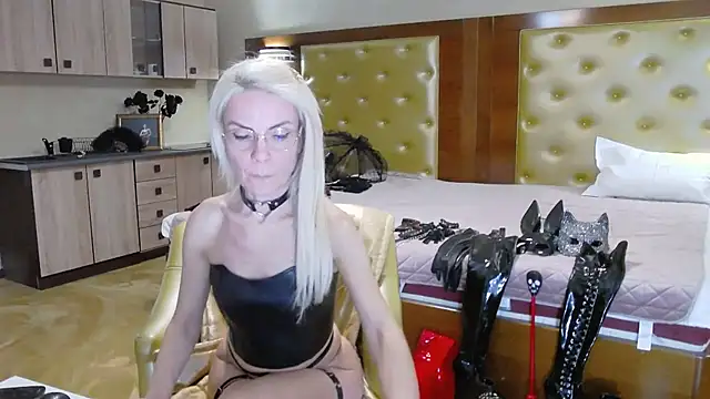 Snapshot of DomCaprisse chatting on October 30, 12:03 pm DomCaprisse online show from October 30, 12:03 pm