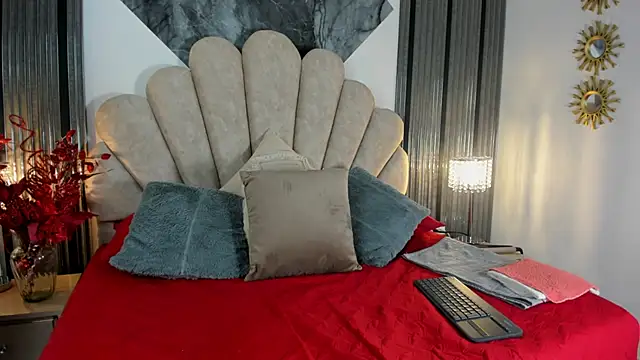 Snapshot of Naughty__Mom chatting on January 13, 2:32 pm Naughty Mom online show from January 13, 2:32 pm