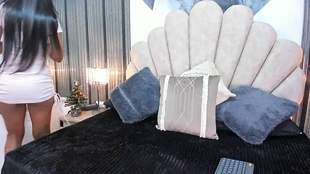 Snapshot of Naughty__Mom chatting on December 19, 12:18 pm Naughty Mom online show from December 19, 12:18 pm