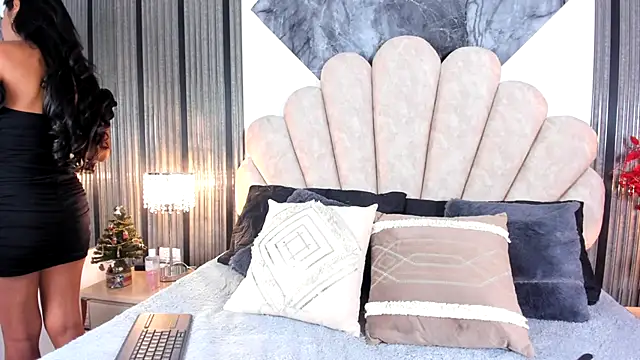 Snapshot of Naughty__Mom chatting on December 16, 12:09 pm Naughty Mom online show from December 16, 12:09 pm