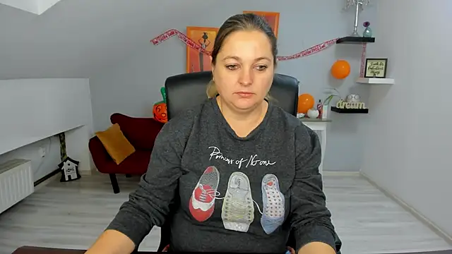 LollaGirl online show from October 31, 4:20 am