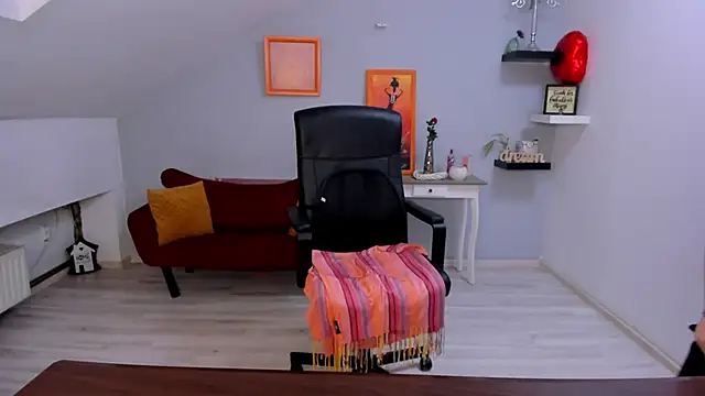 LollaGirl online show from March 5, 4:20 am