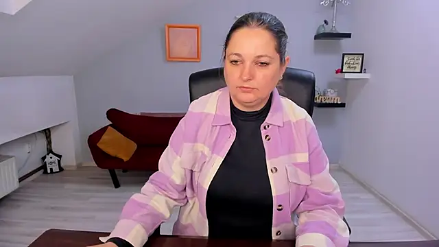 LollaGirl online show from March 31, 3:19 am