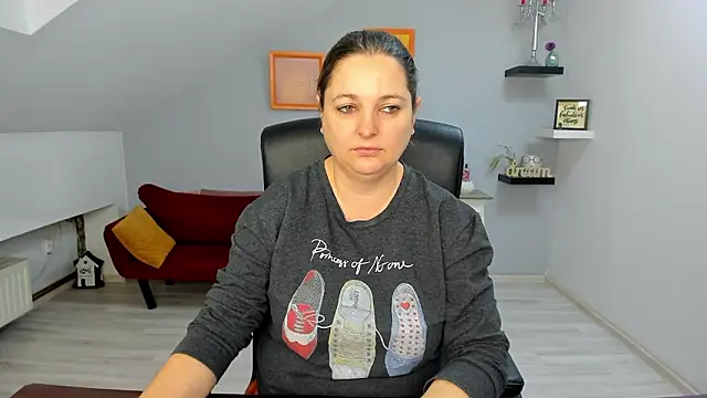 LollaGirl online show from February 3, 4:10 am