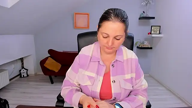 LollaGirl online show from April 8, 3:08 am