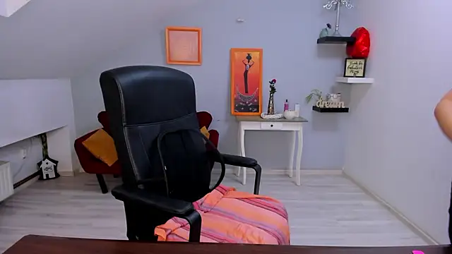 LollaGirl online show from March 10, 4:05 am