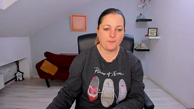 LollaGirl online show from April 3, 3:24 am