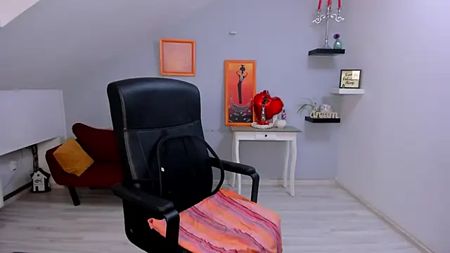 LollaGirl online show from February 19, 4:20 am