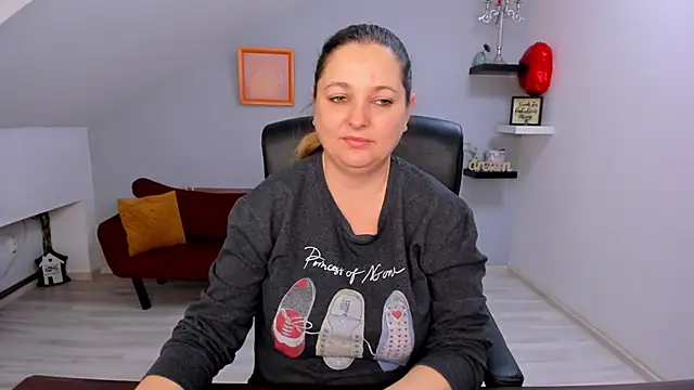 LollaGirl online show from March 3, 4:19 am