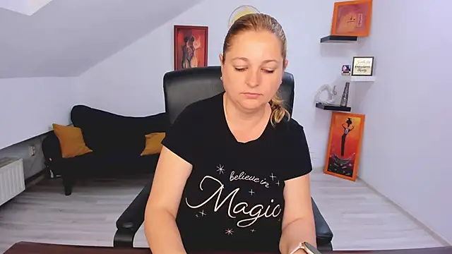 LollaGirl online show from May 22, 2:53 am