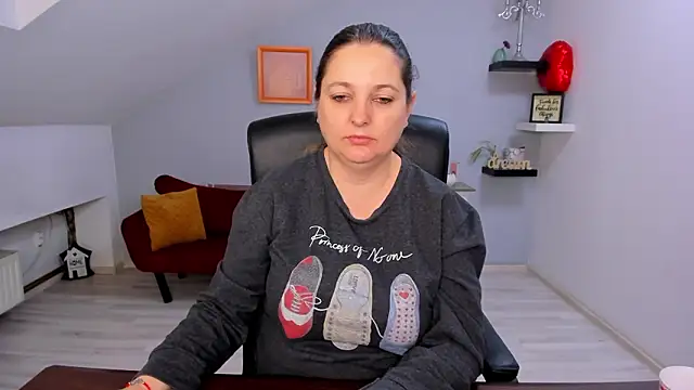 LollaGirl online show from March 4, 4:09 am