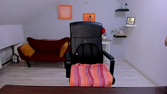 LollaGirl online show from February 18, 4:21 am