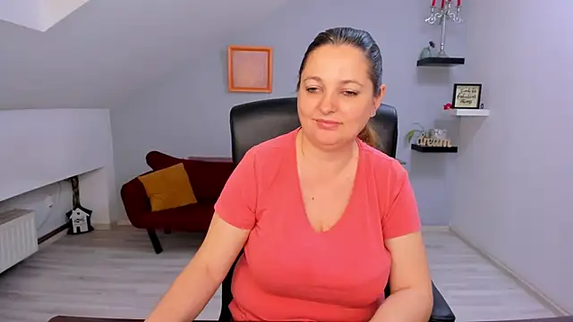 LollaGirl online show from April 17, 3:20 am