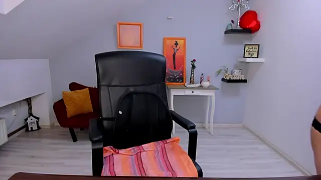 LollaGirl online show from March 2, 4:24 am