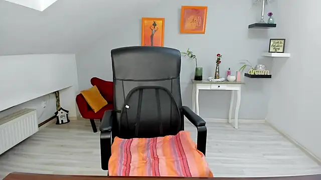 LollaGirl online show from November 6, 4:27 am